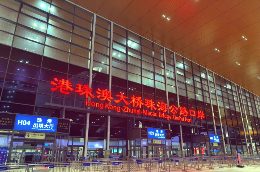 灯火通明的港珠澳大桥口岸