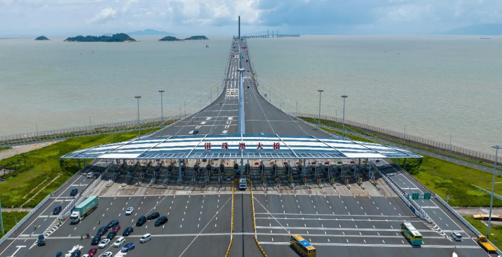 港珠澳大桥口岸开通后，成为中港车牌通行的重要新选择