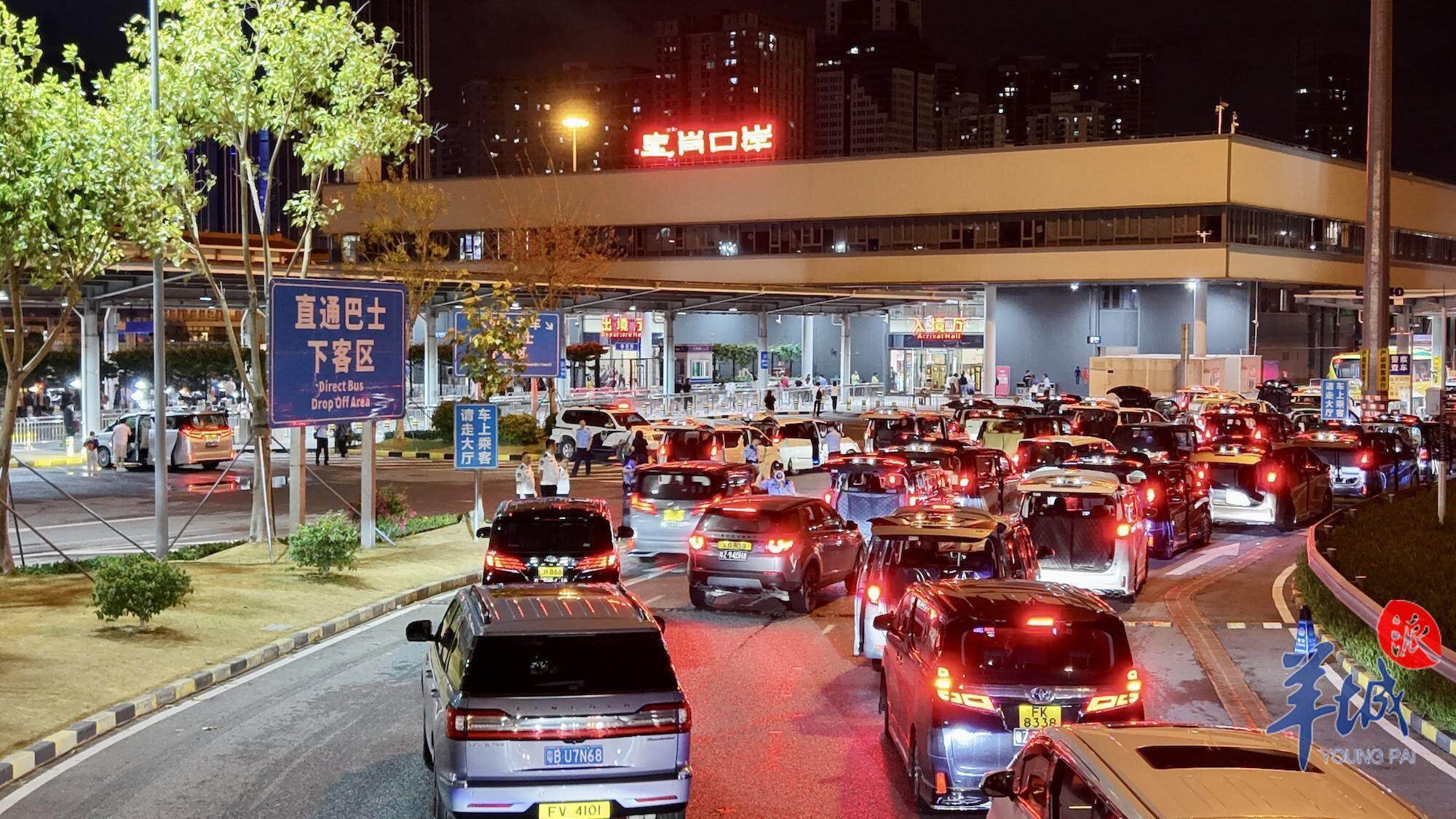 繁忙的皇岗口岸是持有中港车牌车辆的主要通行口岸之一