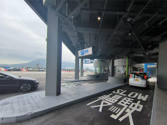 车辆在综合检查亭进行资料检查。摄/伍超贤