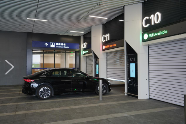 车辆开进存车处。摄/伍超贤